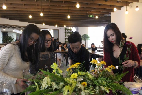 Nghệ nhân hoa Krystine Nguyen đến từ Liti Florist chia sẻ những câu chuyện về hoa và cách cắm hoa.