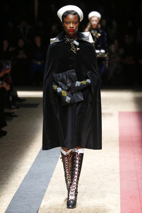 Một mẫu thiết kế áo cape từ Prada trong Tuần lễ thời trang Milan