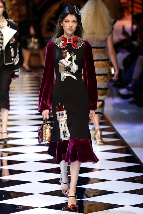 Một mẫu váy nhung đỏ tuyệt đẹp từ BST Thu Đông của Dolce & Gabbana