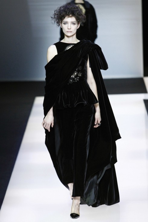 Mẫu váy nhung đen trong BST Black Velvet của Giorgio Armani