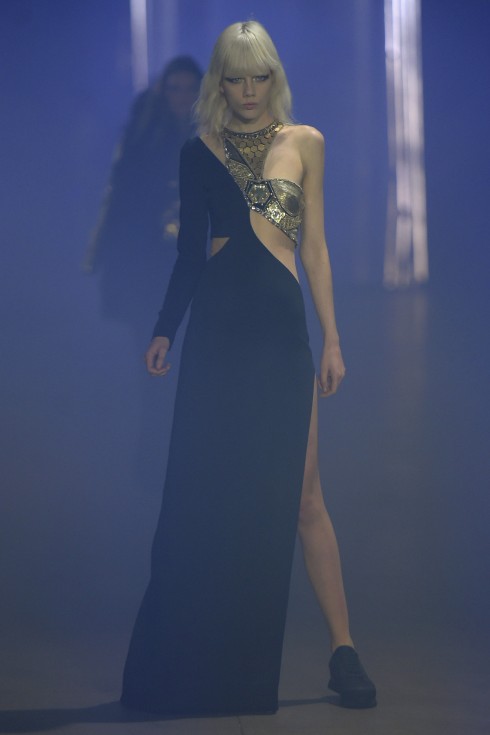 Một mẫu váy xẻ cao táo bạo từ Philipp Plein