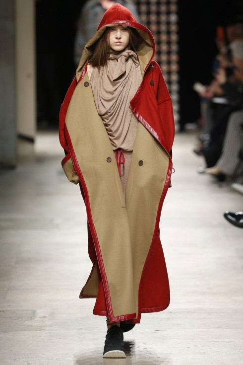 Những thiết kế dài xuông, thẳng trong sắc đỏ, tím nâu đặc trưng trong trang phục của những vị tu sĩ.