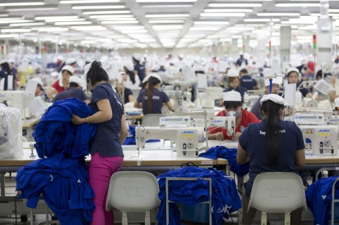 Các nhân viên may đang làm việc trong một xưởng may mặc tại Việt Nam