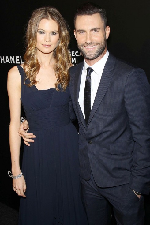 Behati Prinsloo va Adam Levine hao huc cho don con dau long – ellevn - 02