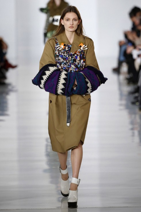 Một thiết kế trench coat được trang trí bởi những hoạ tiết thêu và len đan từ Maison Margiela