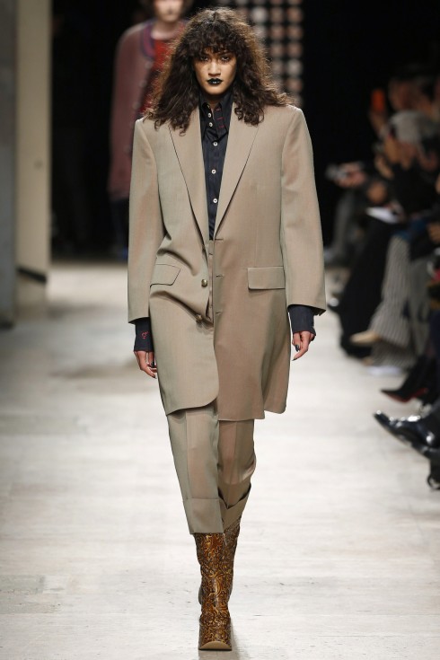 Những chiếc áo khoác với phần cầu vai táo bạo của Vivienne Westwood