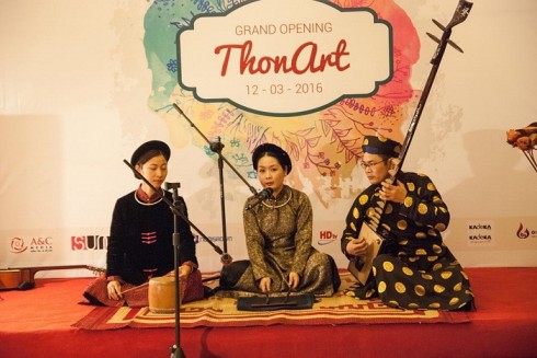 Nghệ nhân Phạm Thị Huệ biểu diễn bên cây đàn đáy có cần dài nhất Việt Nam.