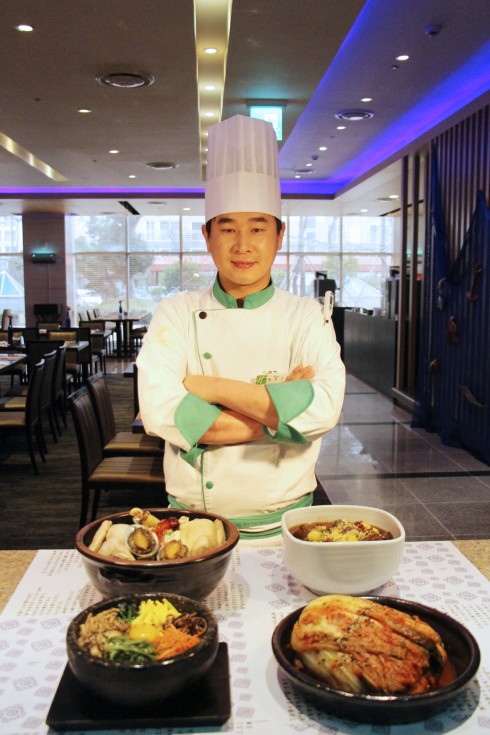 đầu bếp khách mời Sang Geun Bae đến từ khách sạn Holiday Inn GwangJu, Hàn Quốc