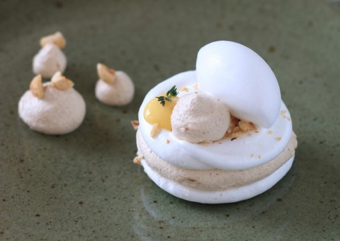 Món tráng miệng được làm từ kem quả phỉ và kem chanh tươi mát cùng bánh meringue từ lòng trắng trứng sẽ mang đến một trải nghiệm thú vị cho thực khách.