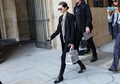 Kendall Jenner xuất hiện ấn tượng với đôi môi màu nho đen cùng mẫu túi Diorever màu bạc nổi bật.