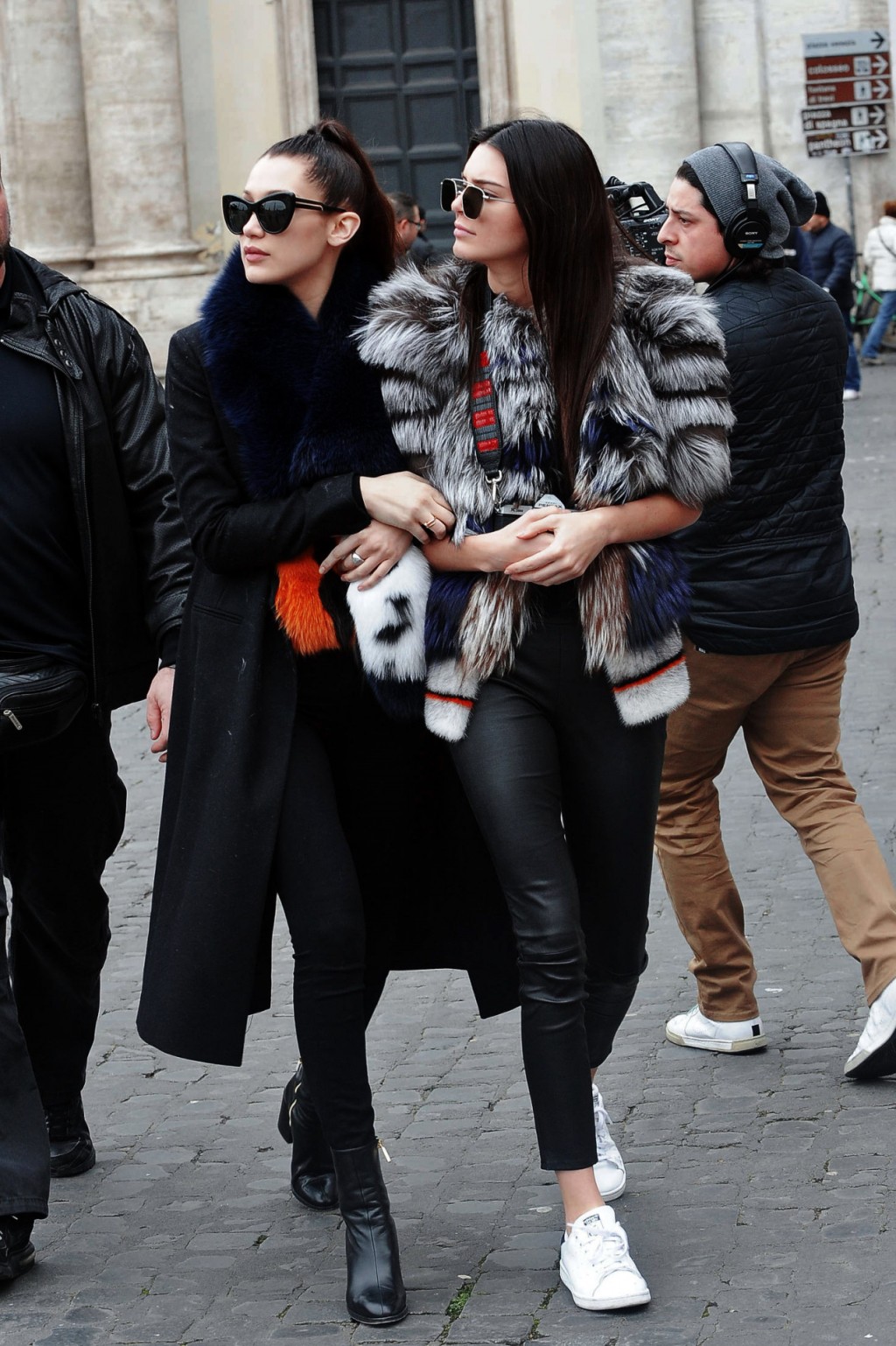 Bella và Kendall Jenner.