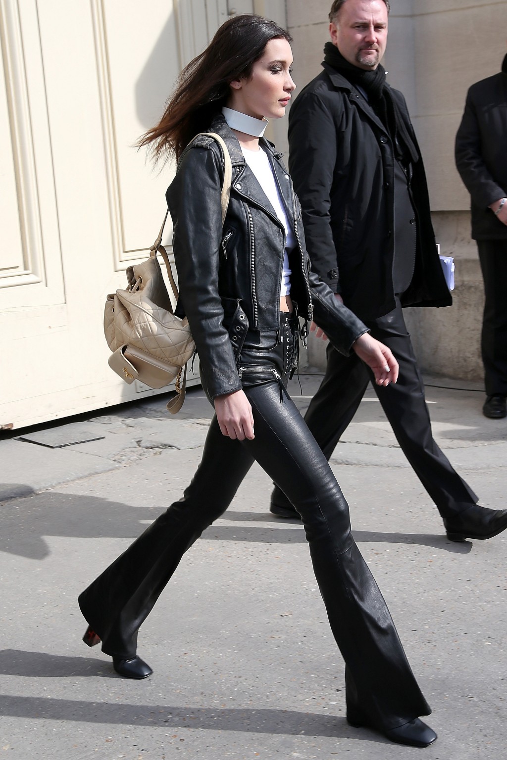 Bella rời khỏi show diễn của Chanel trong trang phục da cá tính.