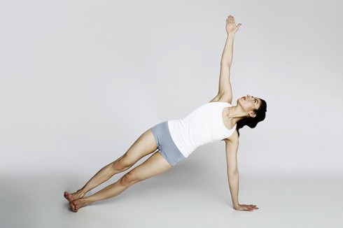 5 động tác Yoga giảm mỡ bụng sau sinh - ELLE Việt Nam (3)