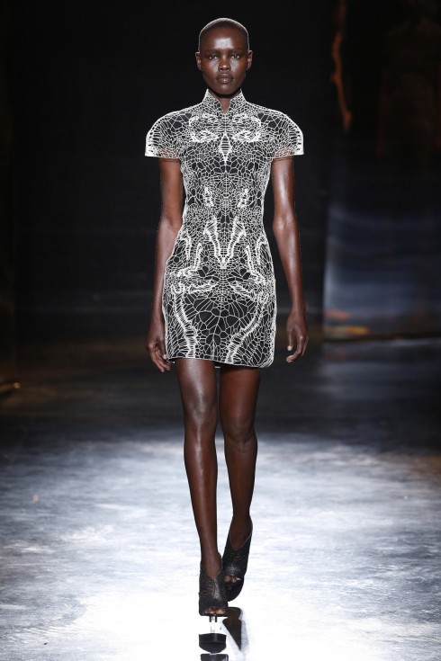 Show diễn khép lại với 2 mẫu váy Magma được tạo nên bởi 5000 mảnh ghép trên công nghệ in 3D quen thuộc trong những thiết kế của Iris Van Herpen