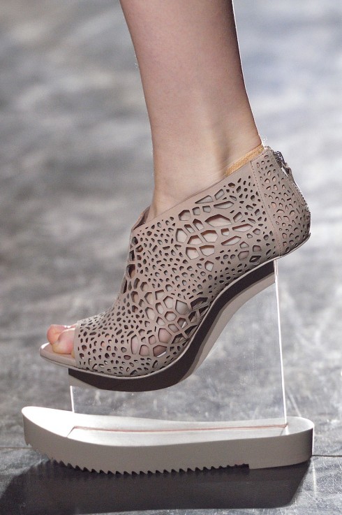 Những đôi giày  với phần đế mỏng trong suốt tạo cảm giác như những người mẫu đang bay lơ lửng trên mặt đất