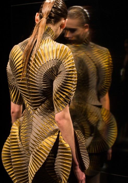 Chi tiết một mẫu thiết kế trong BST Thu-Đông của Iris Van Herpen