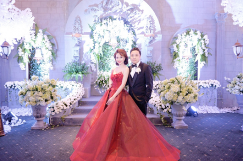 Không gian dạ tiệc cưới đầy nghệ thuật của cặp vợ chồng Victor Vũ – Định Ngọc Diệp