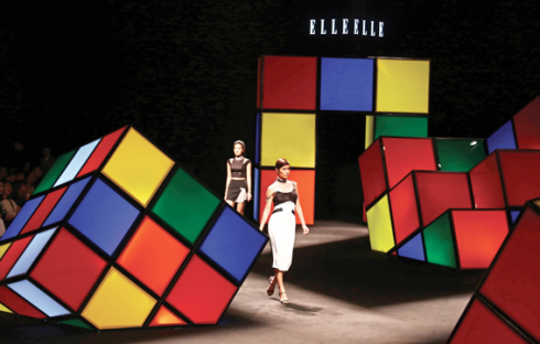Sân khấu ELLE Fashion Show Xuân - Hè 2015 với chủ đề “Những ô màu khối lập phương”