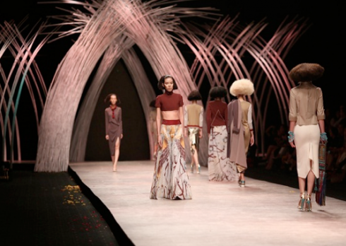 Sân khấu Vietnam International Fashion Week 2015 sử dụng tre và trúc làm vật liệu chủ đạo, tôn vinh hình ảnh thời trang cao cấp hoà quyện với giá trị truyền thống.