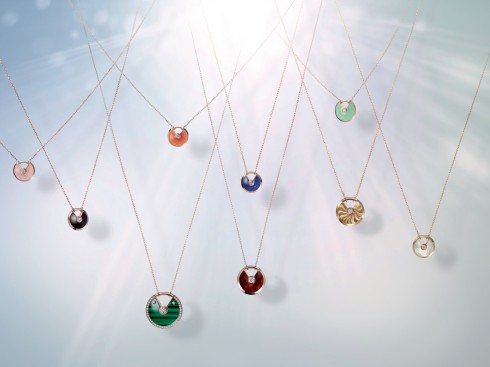 Từ trái qua phải: Mẫu dây chuyền làm từ đá ngọc mắt mèo, đá tinh thể Carnelian, đá Chrysoprase, đá hoa cương đen, đá thiên thanh, kim cương, xà cừ, đá lông công, và gỗ đốm