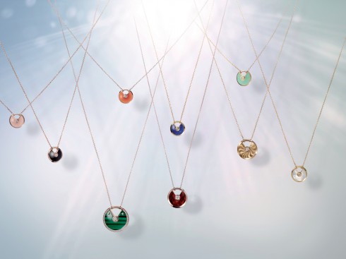 Từ trái qua phải: Mẫu dây chuyền làm từ đá ngọc mắt mèo, đá tinh thể Carnelian, đá Chrysoprase, đá hoa cương đen, đá thiên thanh, kim cương, xà cừ, đá lông công, và gỗ đốm