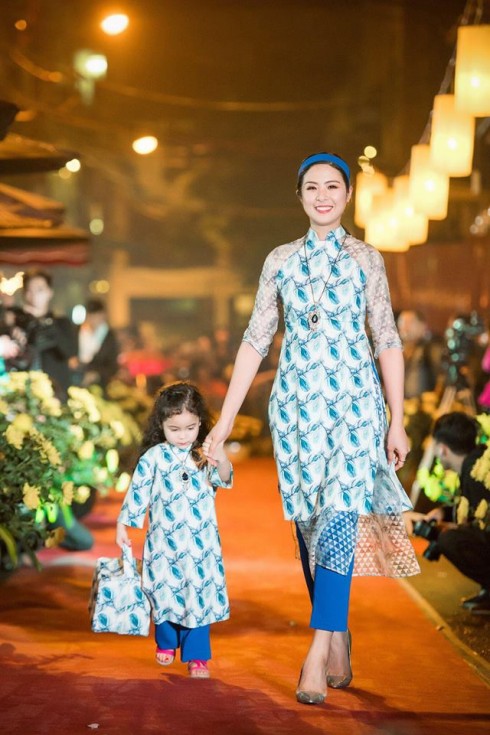 NTK Hoa hậu Ngọc Hân trong một mẫu thiết kế áo dài nằm trong bộ sưu tập "Chim Công" của mình. 