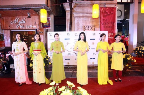 Chương trình diễn ra tại trung tâm phố cổ Hà Nội trong sự cổ vũ nhiệt tình của khán giả. 