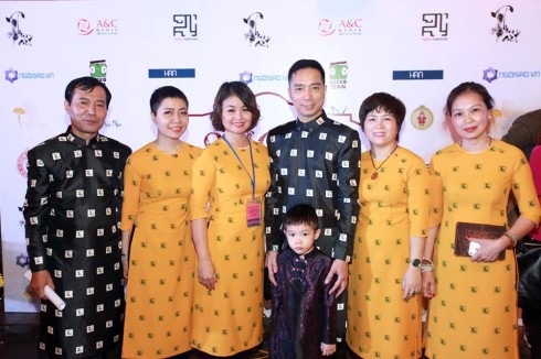 Nhà thiết kế Đỗ Trịnh Hoài Nam và các thành viên sáng lập ThonArt trong bộ sưu tập áo dài riêng dành tặng ThonArt