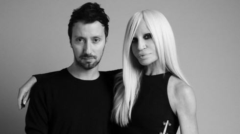 nha-thiet-ke-anthony-vaccarello-donatella-versace