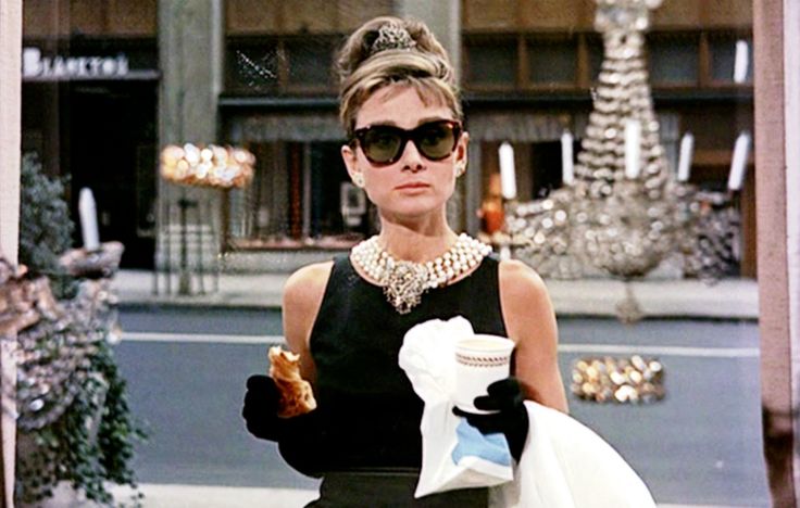 Breakfast at Tiffany's được xem là bộ phim huyền thoại của nữ minh tinh nổi tiếng Audrey Hepburn. 