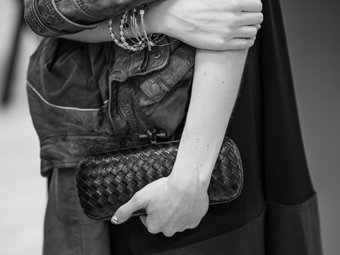 Bottega-Veneta-Knot-Bi%CC%81-a%CC%82%CC%89n-nu%CC%81t-tha%CC%86%CC%81t-tha%CC%82%CC%80n-ki%CC%80-elle-vn-cover-.jpg