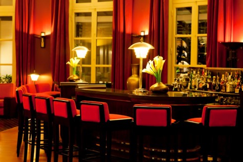 Quầy bar tại tiền sảnh với những chiếc ghế và đèn bàn đúng theo tinh thần thập niên 1920-30.
