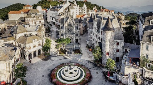 Khách sạn Mercure Bana Hills French Village nhìn từ trên cao. 