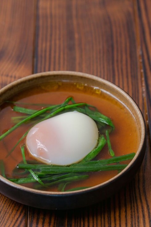 trứng “Onsen” với nước dashi miso