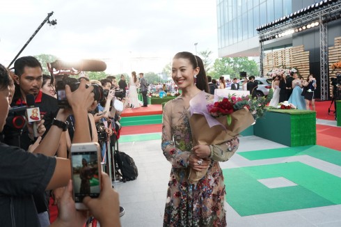 jeanette-aw-noi-bat-tai-stars-awards-2016-voi-trang-suc-cartier_ellevietnam3