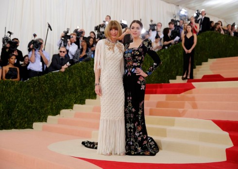 Anna Wintour trong thiết kế của Chanel bên cạnh con gái