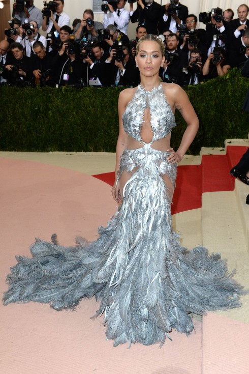 Rita Ora trong thiết kế đính lông ánh kim lộng lẫy từ Vera Wang