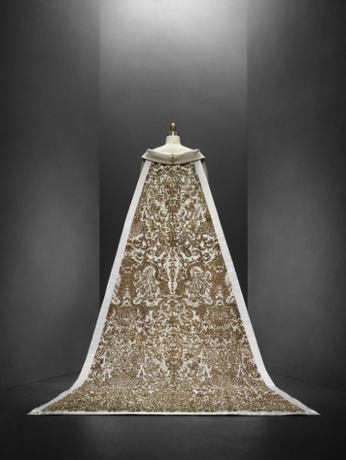 Mẫu váy cưới đình đám được thiết kế bởi Karl Lagerfeld cho Chanel được đặt làm hình ảnh chính cho triển lãm Mans x Machina tại Bảo Tàng Nghệ Thuật Metropolitan