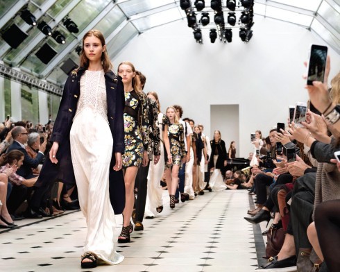 Christopher Bailey ở Burberry là NTK thời trang tiên phong kịp thời phản ứng và thay đổi trước sức bành trướng của công nghệ và mạng xã hội.