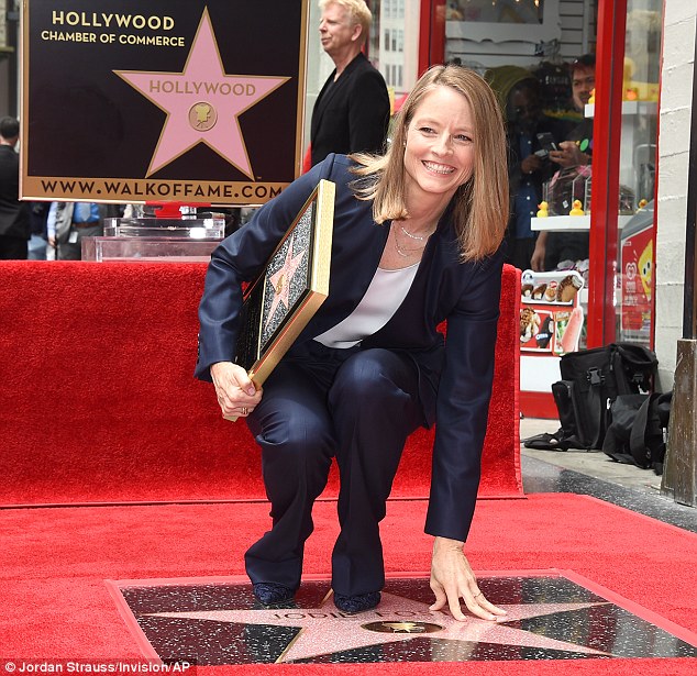 Jodie Foster được Vinh Danh Tren đại Lộ Danh Vọng Elle Vn