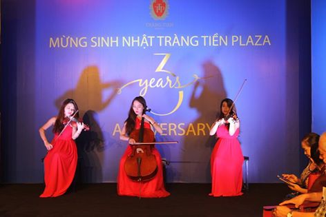 Những tiếng đàn du dương chào đón các vị khách đến thăm quan và mua sắm tại trung tâm thương mại có vị trí đẹp nhất Thủ Đô. 