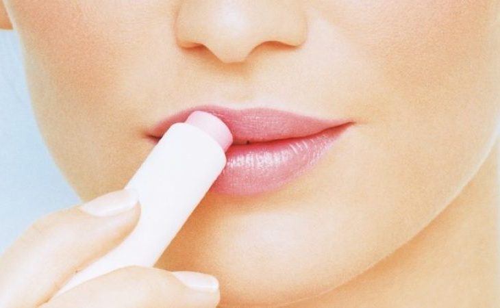 Top 10 thỏi son dưỡng môi tốt được phái đẹp yêu thích