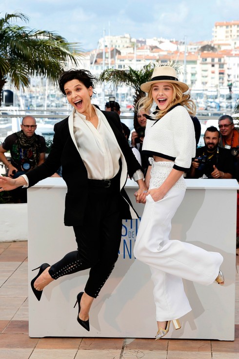 Nữ diễn viên người Pháp Juliette Binoche và Chloe Moretz tươi vui trên thảm đỏ Cannes 2014 trong trang phục trắng đen vô cùng chic