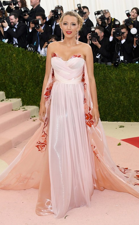 rs_634x1024-160502174852-634-blake-lively-MET-GALA-Arrivals-2016