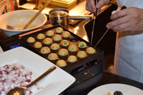 Đích thân mang chiếc máy làm bánh Bạch tuộc từ Nhật Bản sang, Yoshinori Nagaoku hy vọng sẽ giới thiệu được nhiều món ăn đặc sắc của ẩm thực Nhật Bản. 