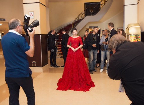 Lý Nhã Kỳ nổi bật với sắc đỏ cổ điển tại Cannes 2016 05