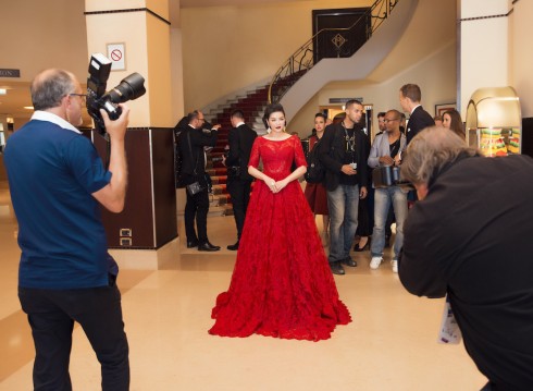 Lý Nhã Kỳ nổi bật với sắc đỏ cổ điển tại Cannes 2016 05