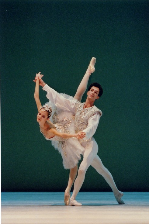 những vũ công tài ba mang phong cách ballet Pháp dù là cổ điển hay đương đại, sẽ làm sống lại những câu chuyện tình huyền thoại qua những vũ điệu say đắm