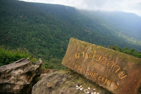 Nếu đã đến Khao Yai và thăm National Park, bạn không thể không ghé Pa Deo Die Cliff. Từ mỏm đá thần kì này, bạn có thể phóng tầm mắt thưởng ngoạn phong cảnh thiên nhiên hết sức hùng vĩ