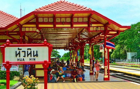 Sau khi nghỉ ngơi đêm đầu tiên tại Hua Hin, bạn có thể đến thăm nhà ga trung tâm vào sáng ngày hôm sau.